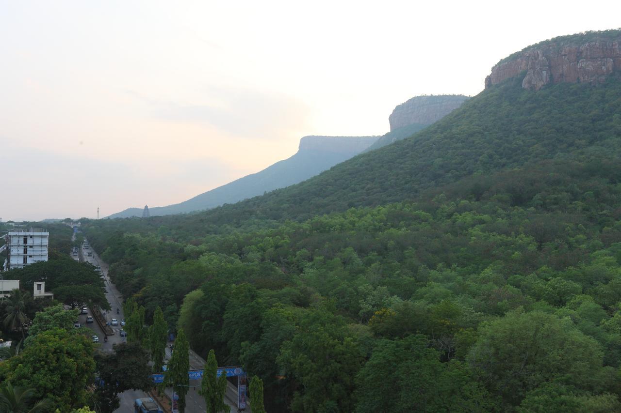 Oyo 15115 Hotel Ramcharan Residency Tirupati Exteriör bild